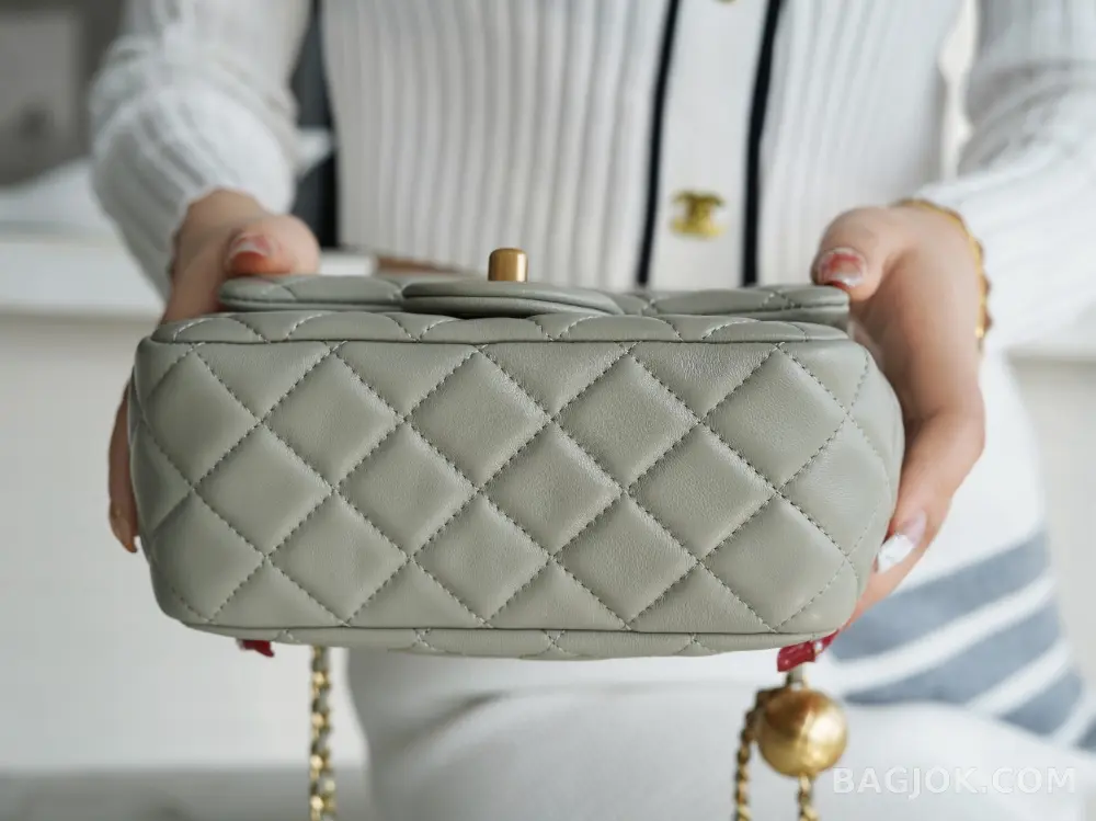 샤넬 Chanel 클래식 골드볼 플랩백 쁘띠삭 상세 이미지