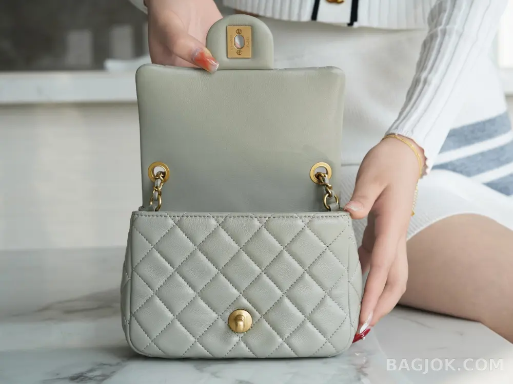 샤넬 Chanel 클래식 골드볼 플랩백 쁘띠삭 상세 이미지