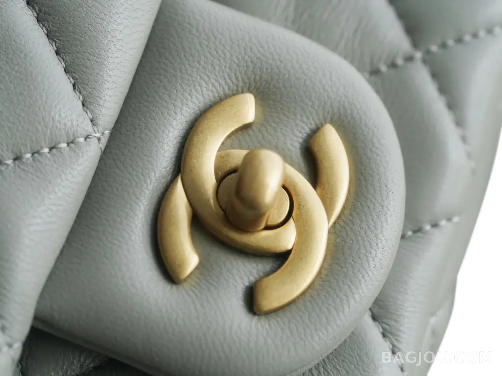샤넬 Chanel 클래식 골드볼 플랩백 쁘띠삭 상세 이미지