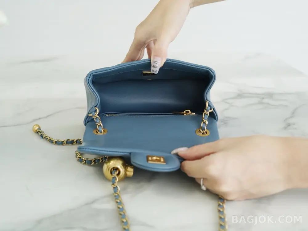 샤넬 Chanel 클래식 골드볼 플랩백 쁘띠삭 상세 이미지