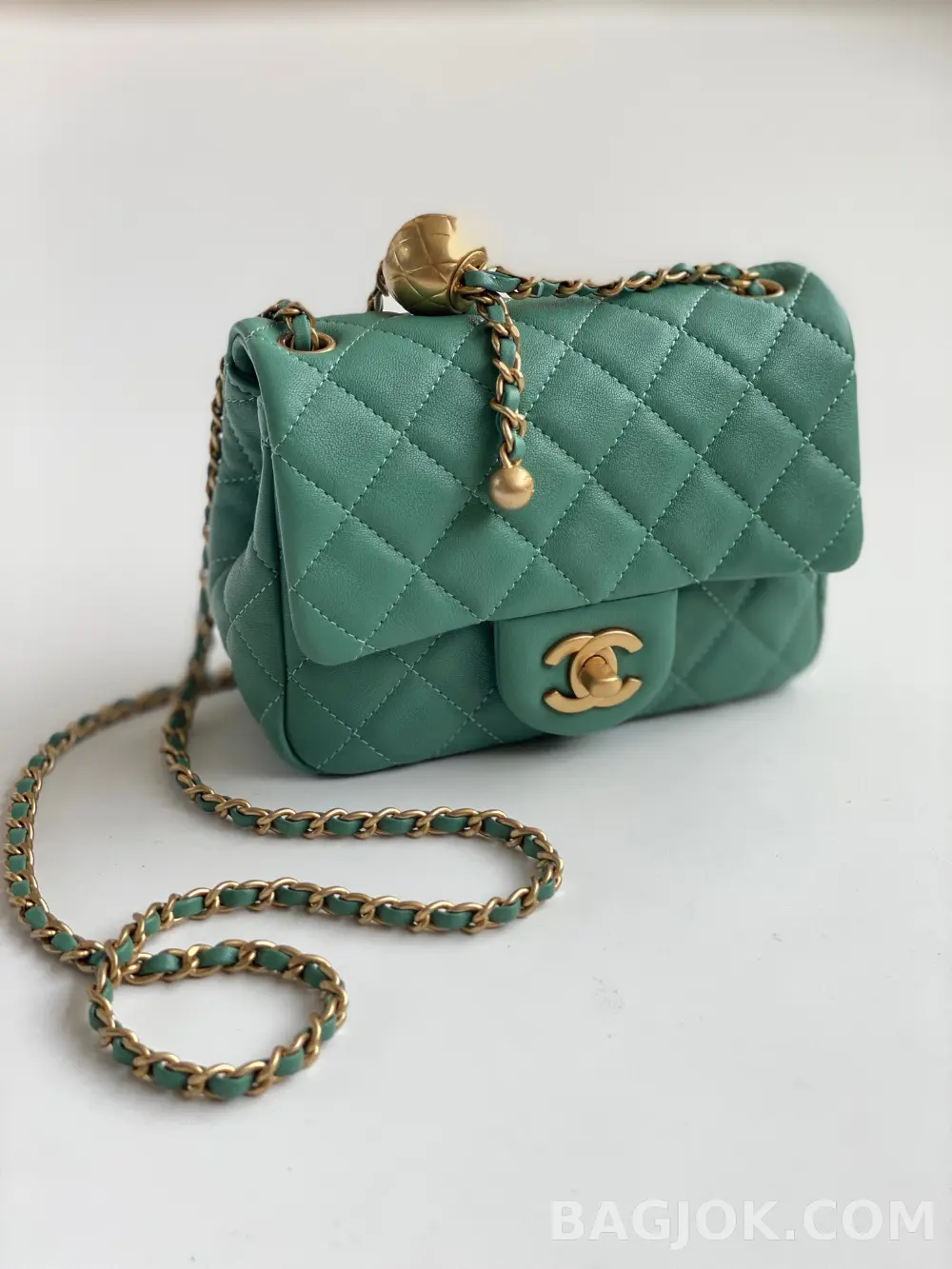 샤넬 Chanel 클래식 골드볼 플랩백 쁘띠삭 상세 이미지