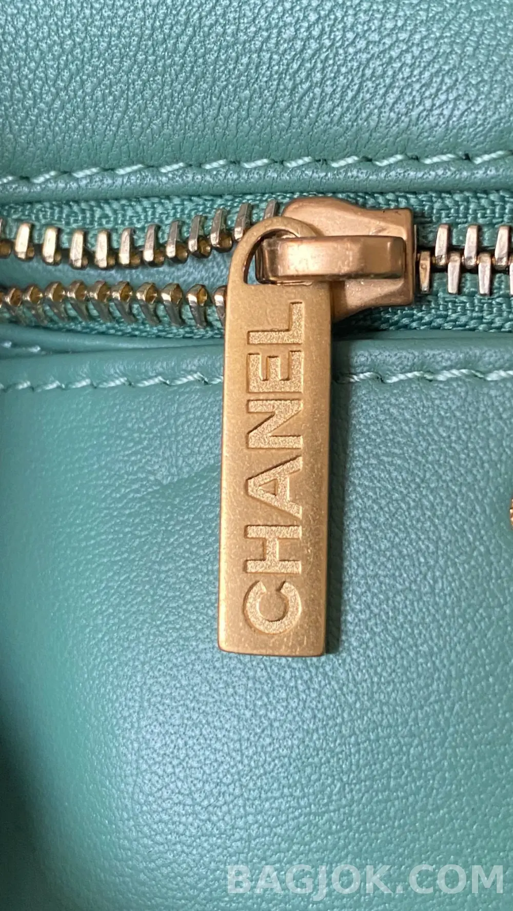 샤넬 Chanel 클래식 골드볼 플랩백 쁘띠삭 상세 이미지
