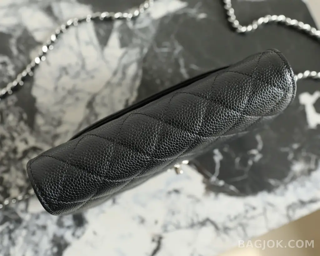 샤넬 Chanel 클래식 턴락 WOC 캐비어 상세 이미지