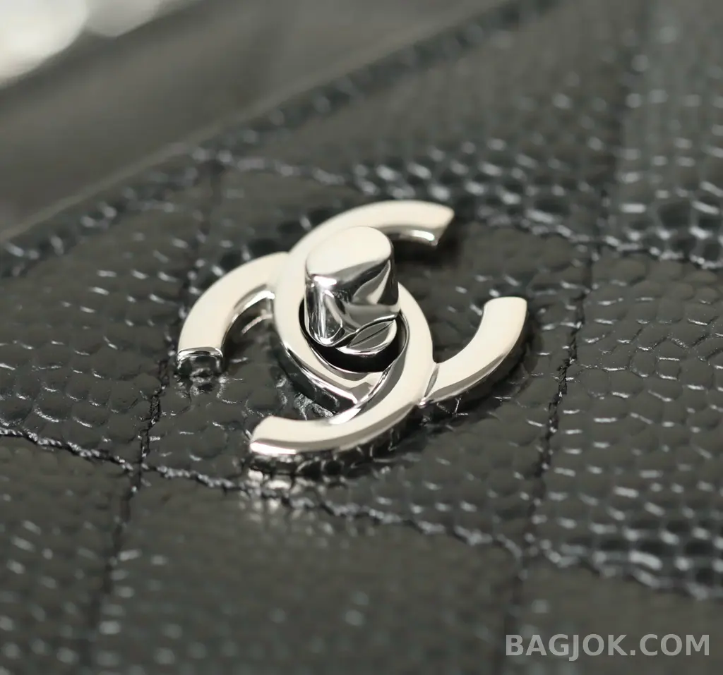 샤넬 Chanel 클래식 턴락 WOC 캐비어 상세 이미지