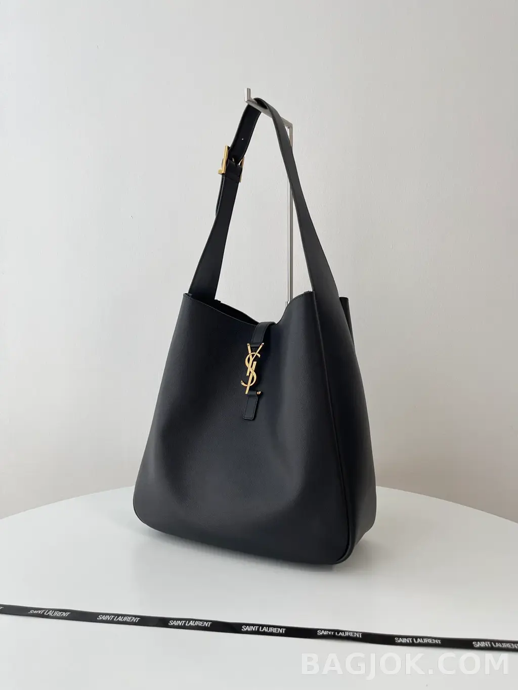 생로랑 Saint Laurent LE 5À7 서플 라지 그레인 레더 상세 이미지