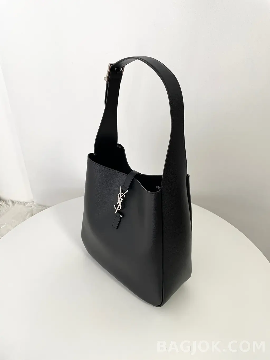 생로랑 Saint Laurent LE 5À7 서플 라지 그레인 레더 상세 이미지