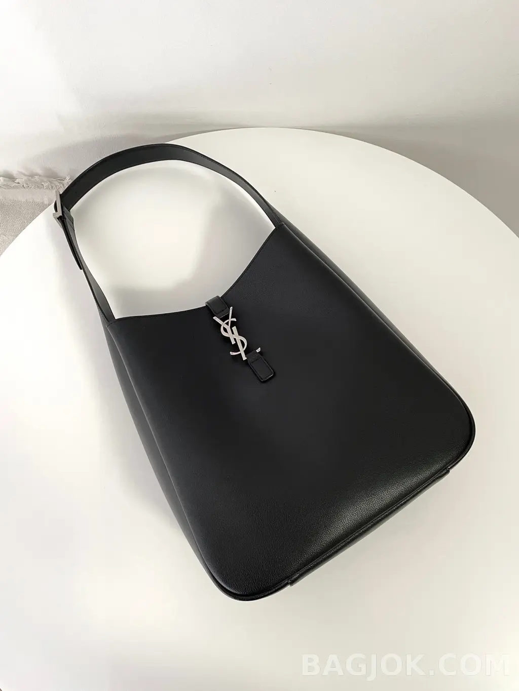 생로랑 Saint Laurent LE 5À7 서플 라지 그레인 레더 상세 이미지