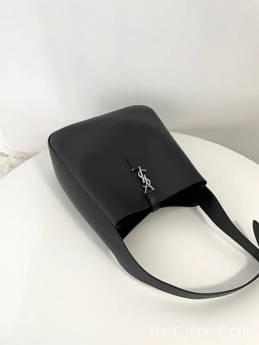 생로랑 Saint Laurent LE 5À7 서플 라지 그레인 레더 상세 이미지