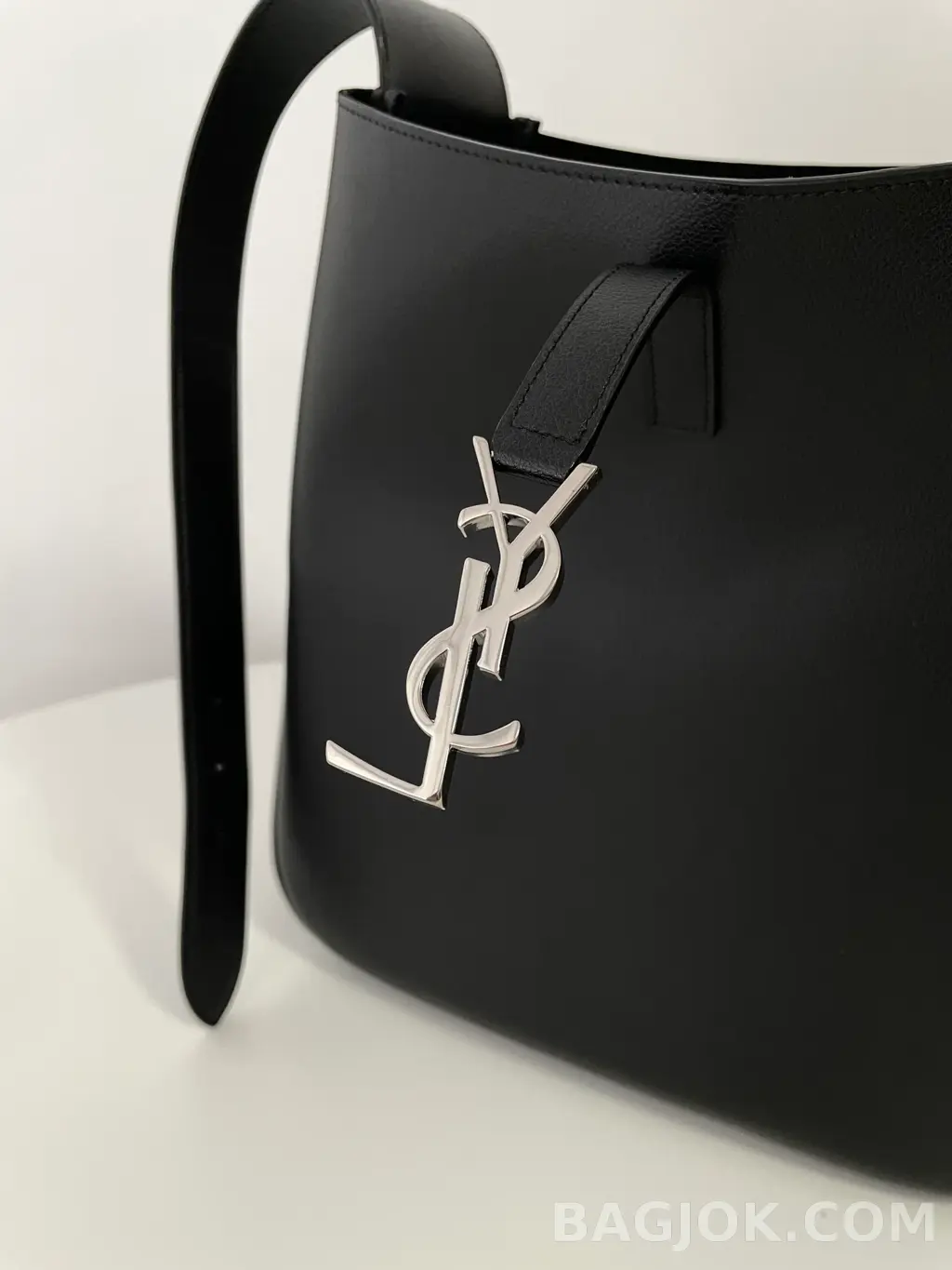생로랑 Saint Laurent LE 5À7 서플 라지 그레인 레더 상세 이미지