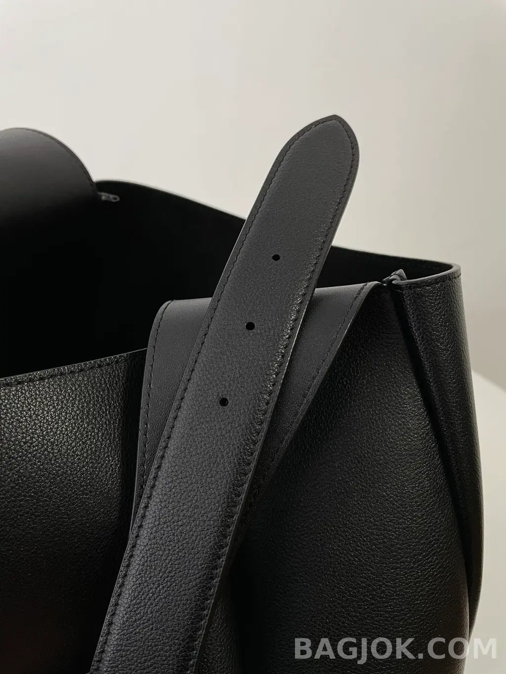 생로랑 Saint Laurent LE 5À7 서플 라지 그레인 레더 상세 이미지