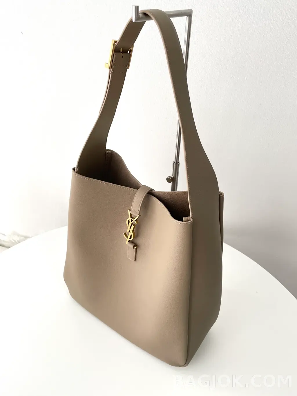 생로랑 Saint Laurent LE 5À7 서플 라지 그레인 레더 상세 이미지