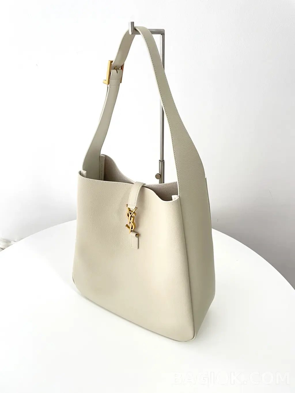 생로랑 Saint Laurent LE 5À7 서플 라지 그레인 레더 상세 이미지