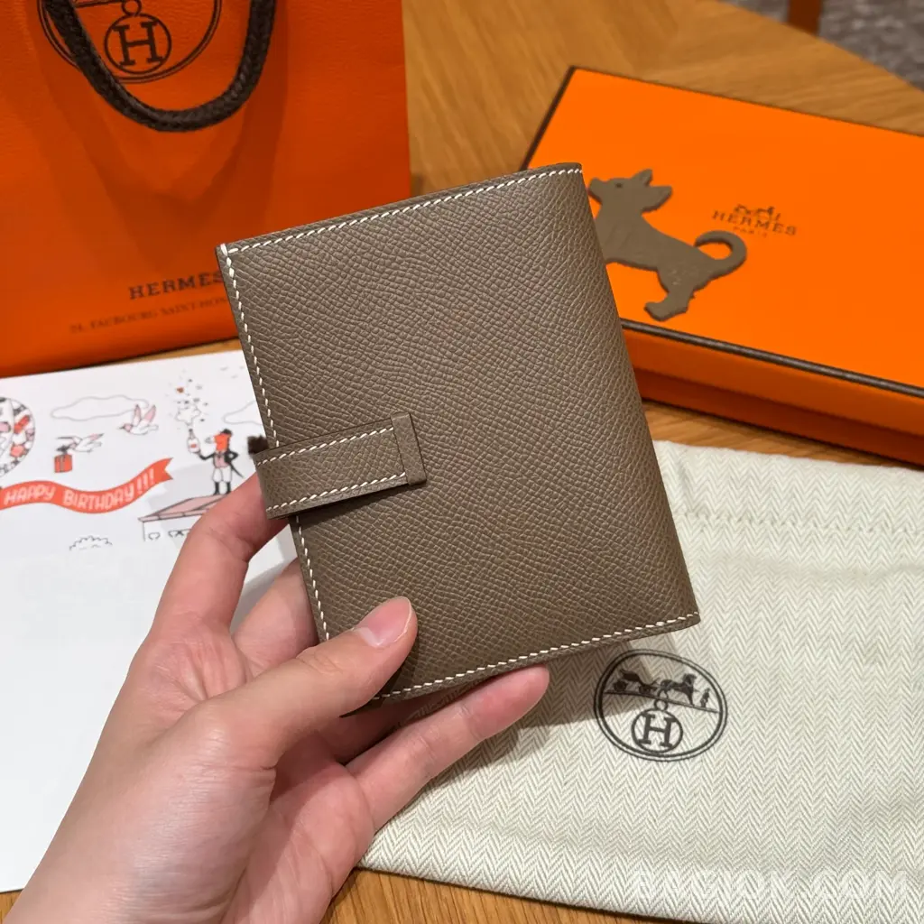 에르메스 Hermes 베안 컴팩트 지갑 앱송 금장 상세 이미지