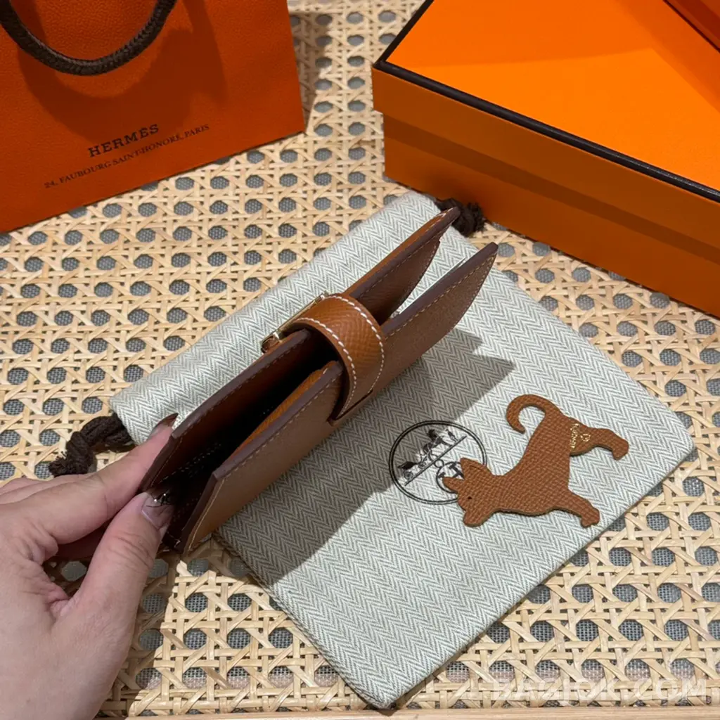 에르메스 Hermes 베안 컴팩트 지갑 앱송 금장 상세 이미지