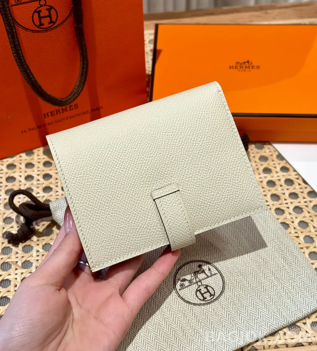 에르메스 Hermes 베안 컴팩트 지갑 앱송 금장 상세 이미지