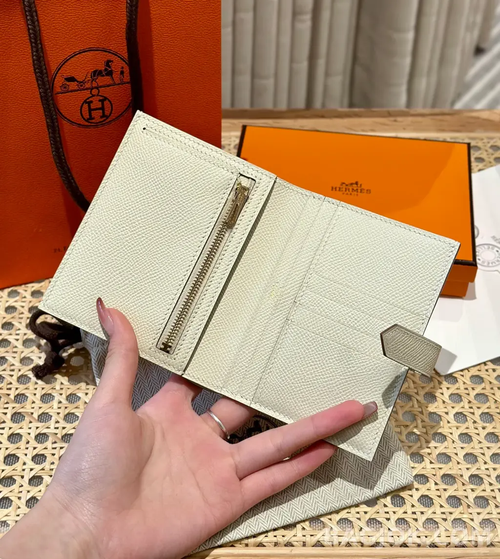 에르메스 Hermes 베안 컴팩트 지갑 앱송 금장 상세 이미지