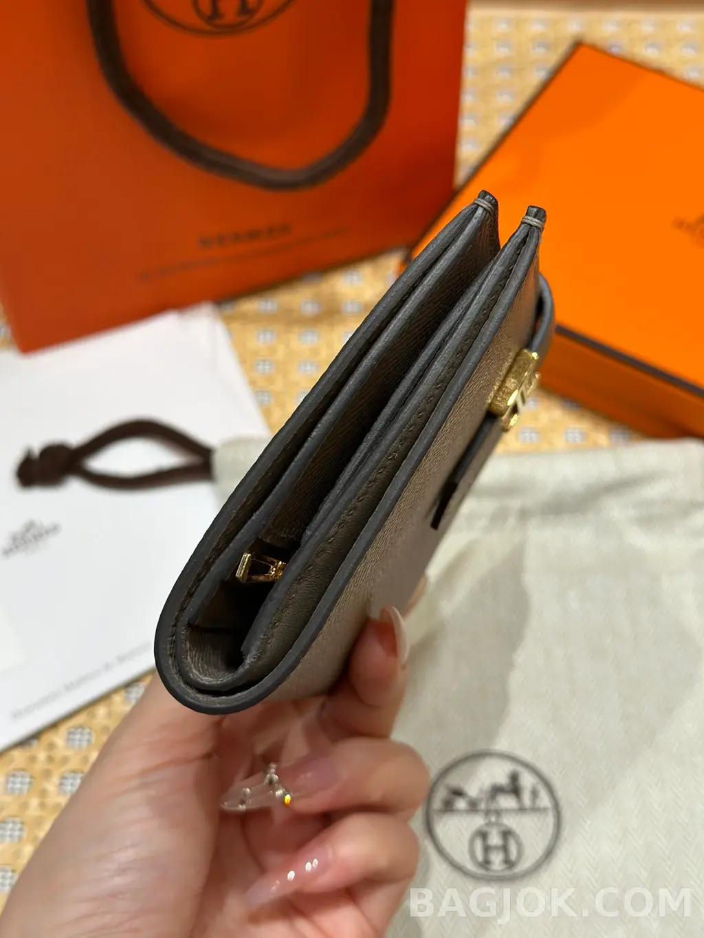 에르메스 Hermes 베안 컴팩트 지갑 앱송 금장 상세 이미지