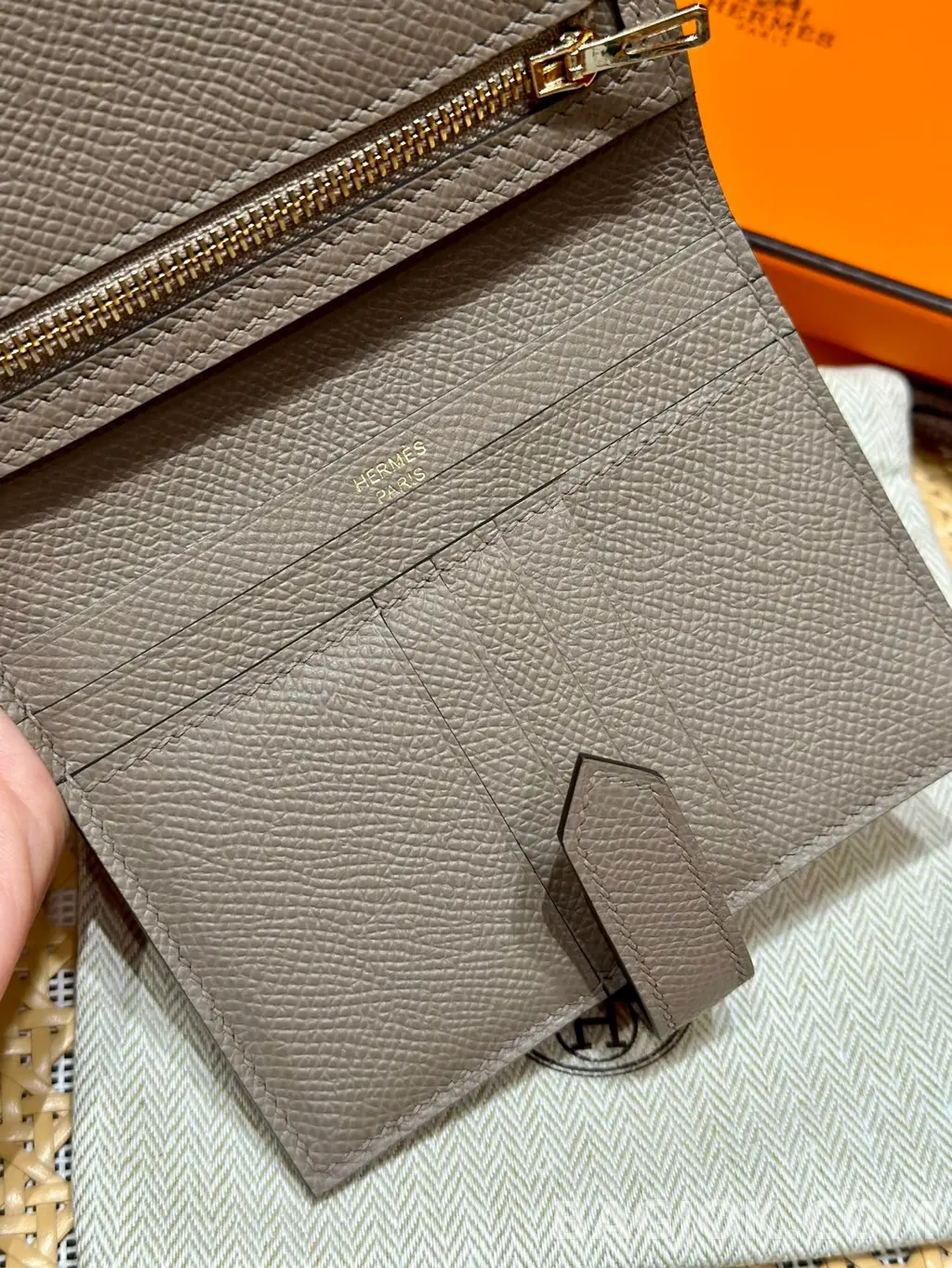 에르메스 Hermes 베안 컴팩트 지갑 앱송 금장 상세 이미지
