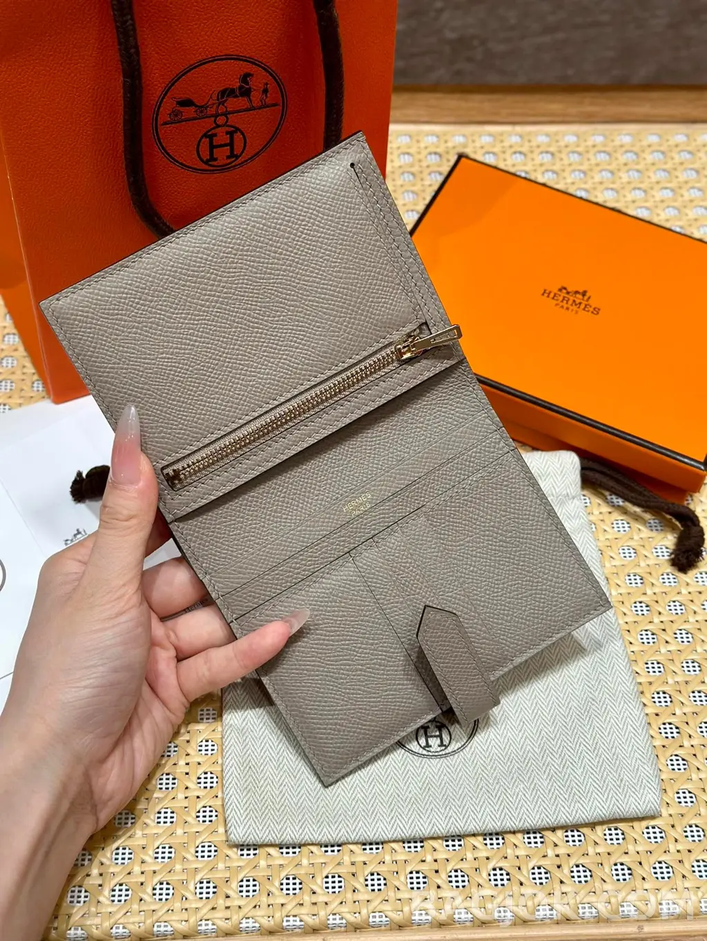 에르메스 Hermes 베안 컴팩트 지갑 앱송 금장 상세 이미지