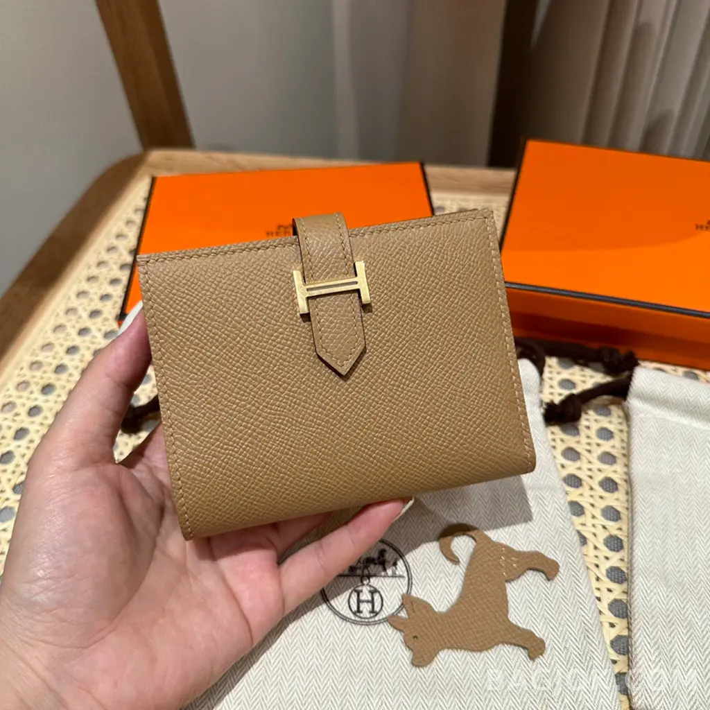 에르메스 Hermes 베안 컴팩트 지갑 앱송 금장 상세 이미지