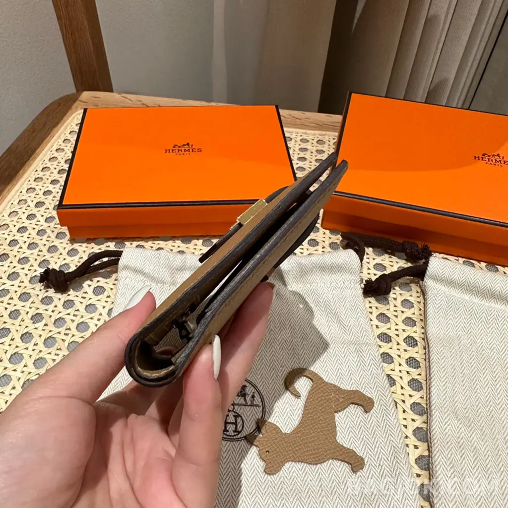 에르메스 Hermes 베안 컴팩트 지갑 앱송 금장 상세 이미지