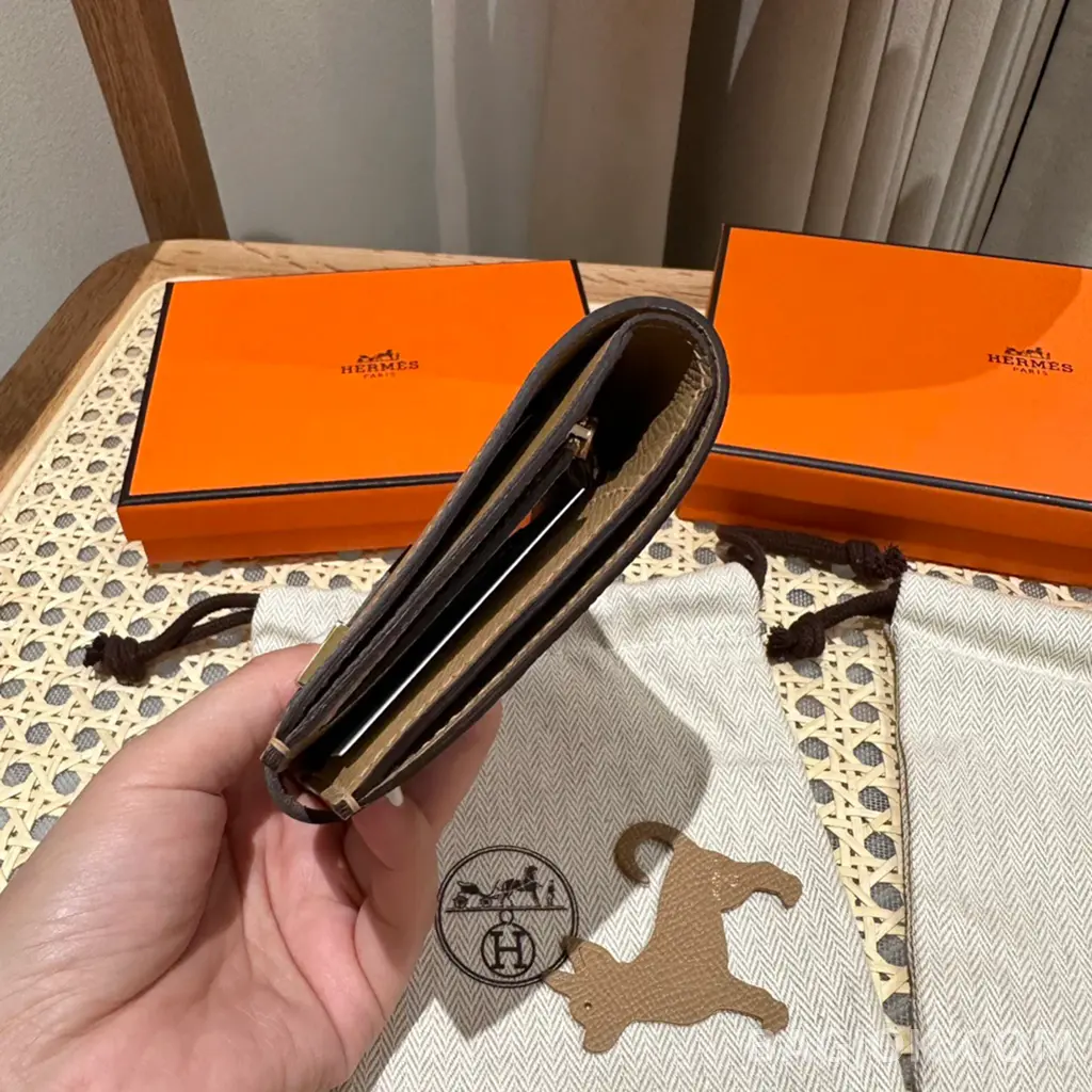 에르메스 Hermes 베안 컴팩트 지갑 앱송 금장 상세 이미지