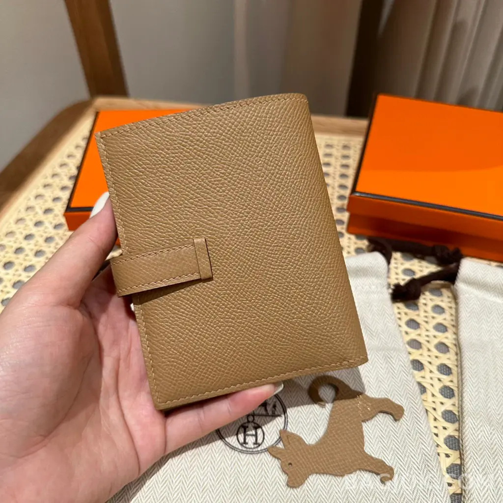 에르메스 Hermes 베안 컴팩트 지갑 앱송 금장 상세 이미지