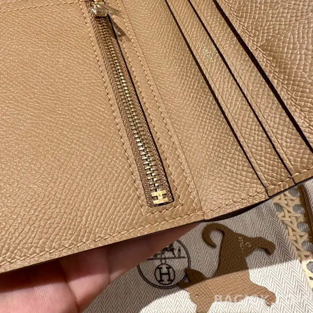 에르메스 Hermes 베안 컴팩트 지갑 앱송 금장 상세 이미지