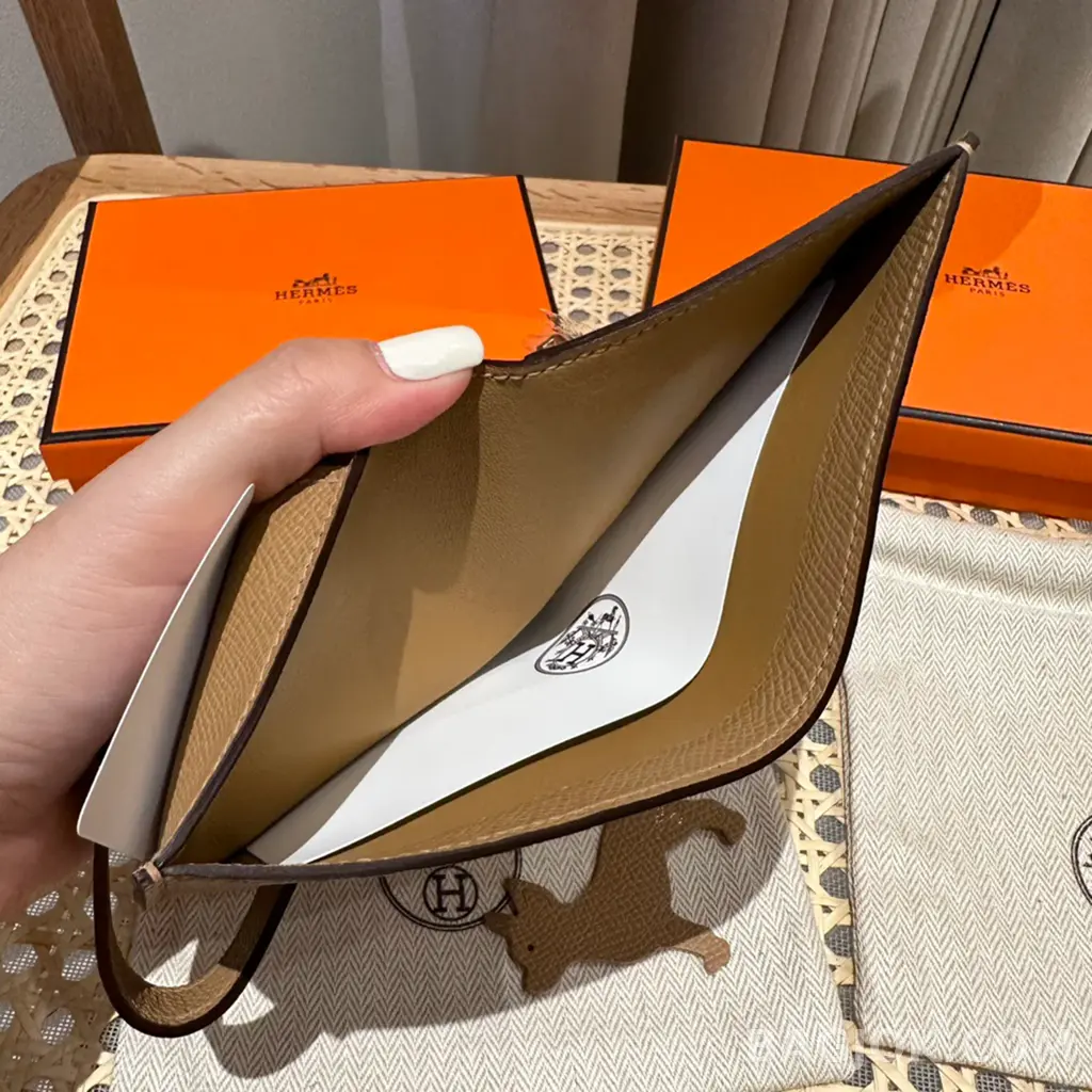 에르메스 Hermes 베안 컴팩트 지갑 앱송 금장 상세 이미지