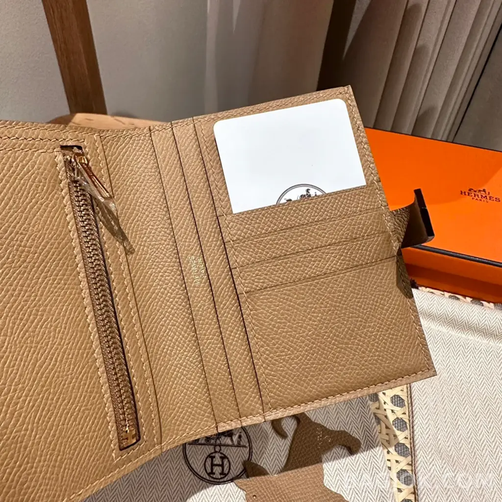에르메스 Hermes 베안 컴팩트 지갑 앱송 금장 상세 이미지