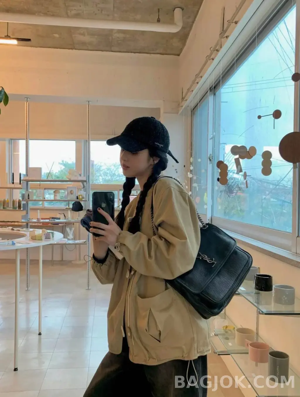 생로랑 Saint Laurent 니키백 그레인 램스킨 미디움 상세 이미지