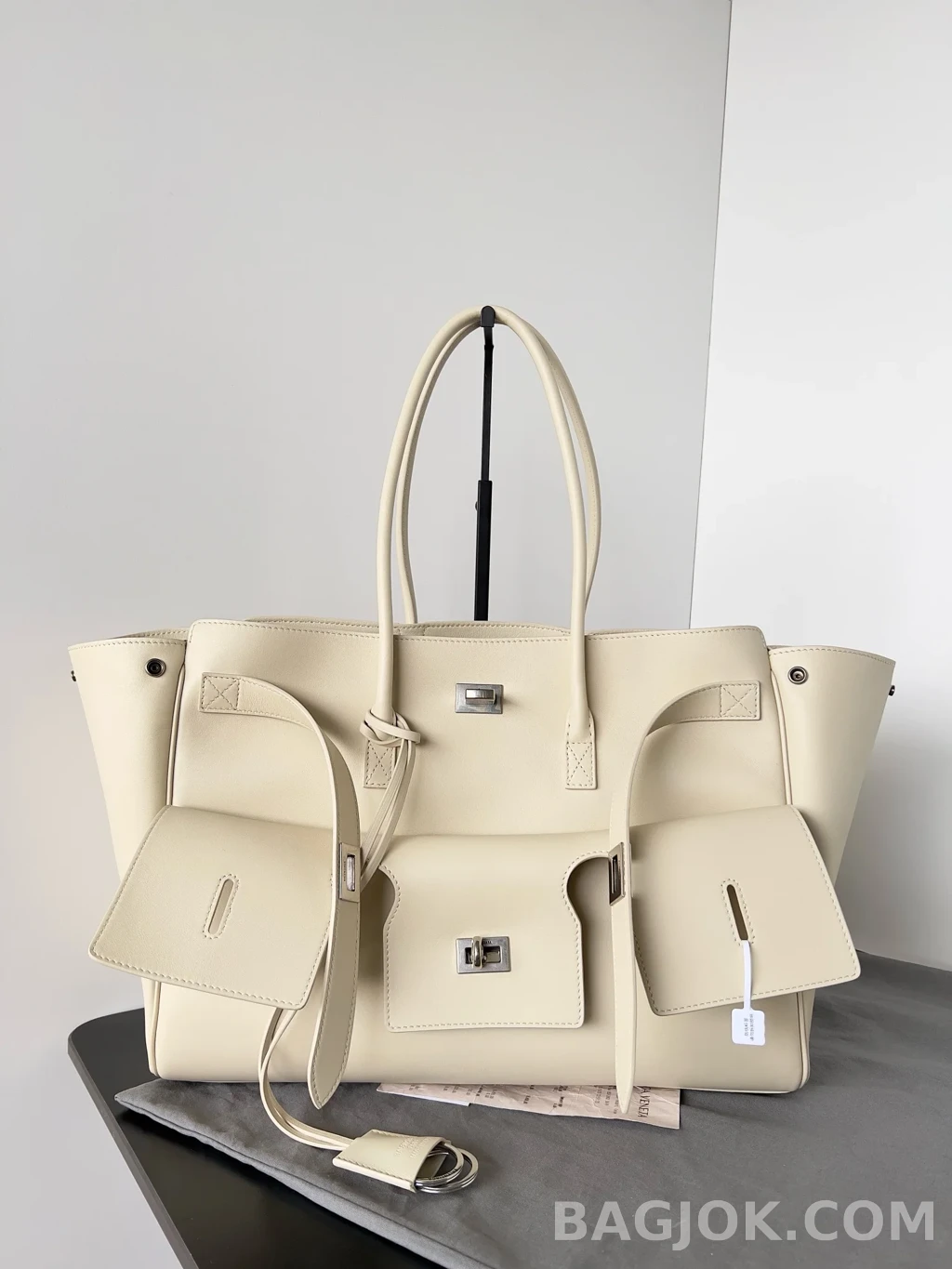 발렌시아가 Balenciaga 벨 에어 캐리 올 백 미디움 상세 이미지