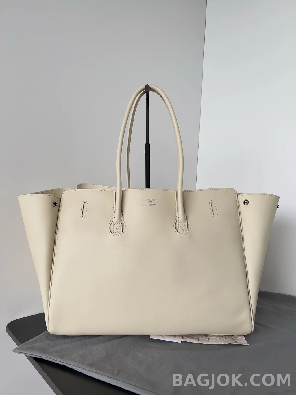 발렌시아가 Balenciaga 벨 에어 캐리 올 백 미디움 상세 이미지