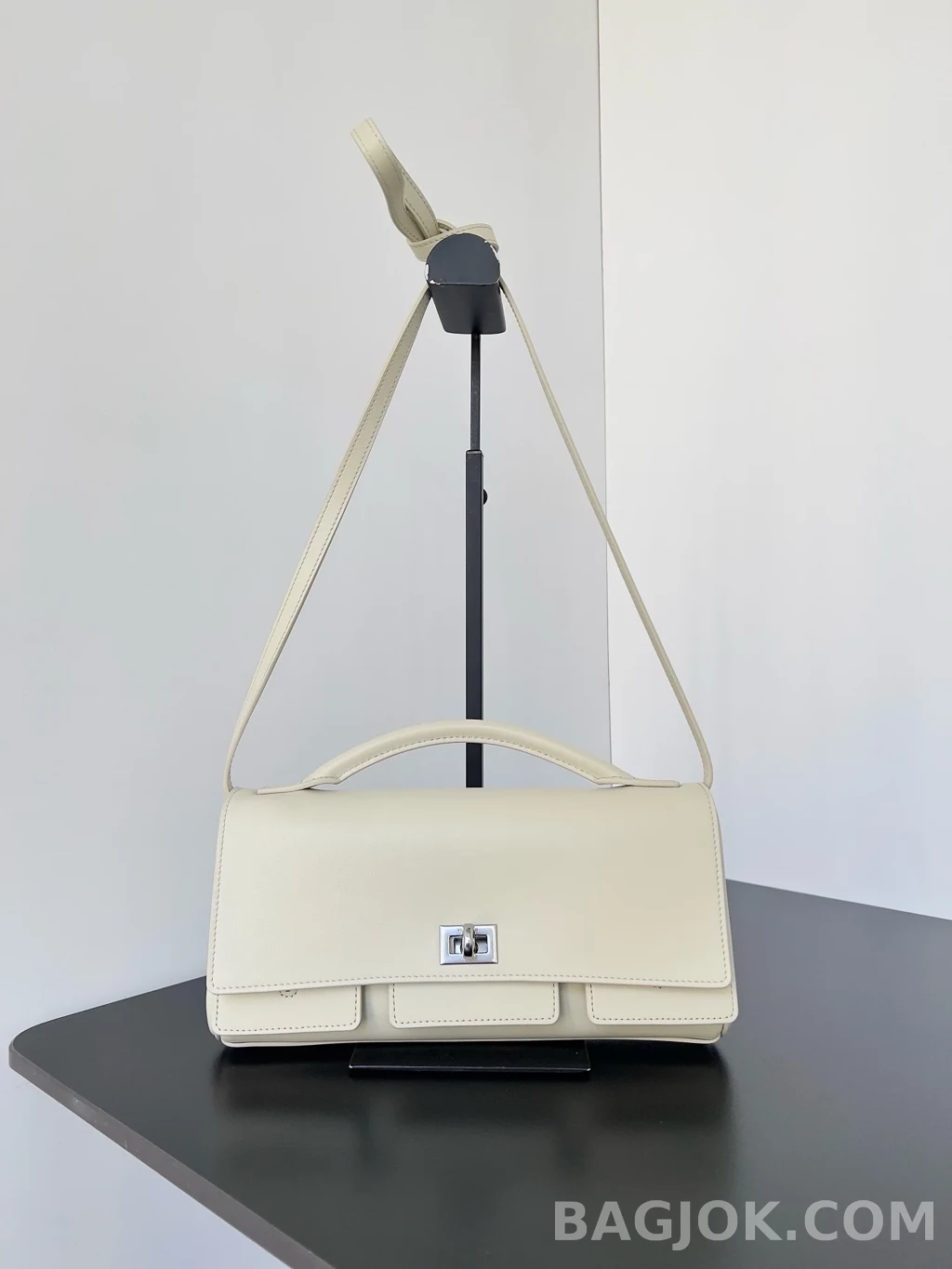 발렌시아가 Balenciaga 벨 에어 클러치 온 스트랩 스몰 상세 이미지