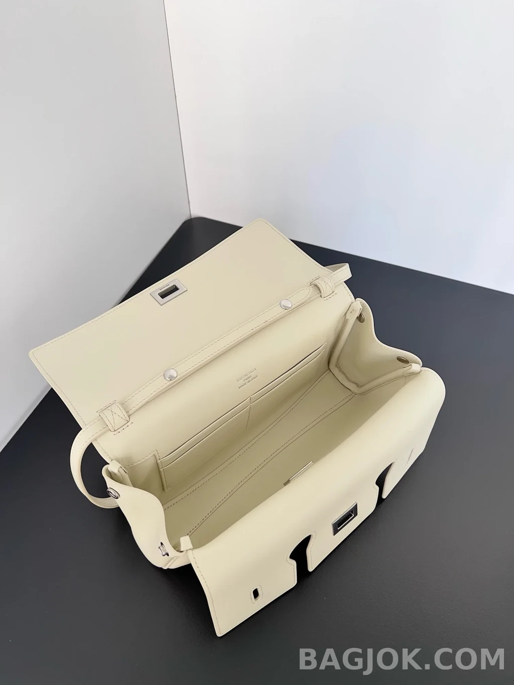 발렌시아가 Balenciaga 벨 에어 클러치 온 스트랩 스몰 상세 이미지