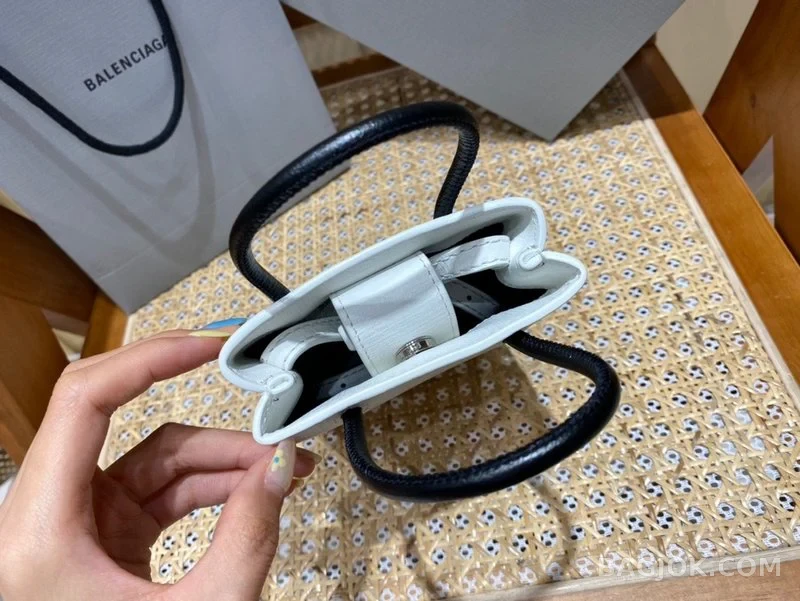 발렌시아가 Balenciaga 폰 홀더 미니 크로스백 상세 이미지