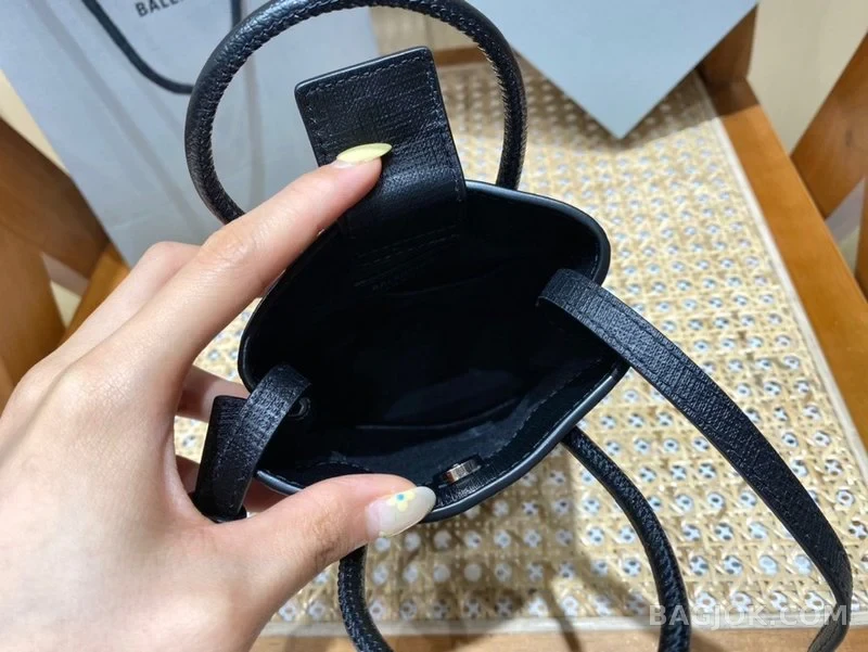 발렌시아가 Balenciaga 폰 홀더 미니 크로스백 상세 이미지