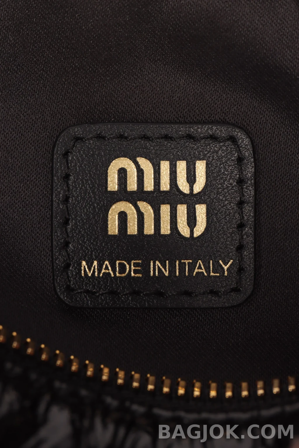 미우미우 MiuMiu 나플락 파우치 페이던트 미니백 상세 이미지