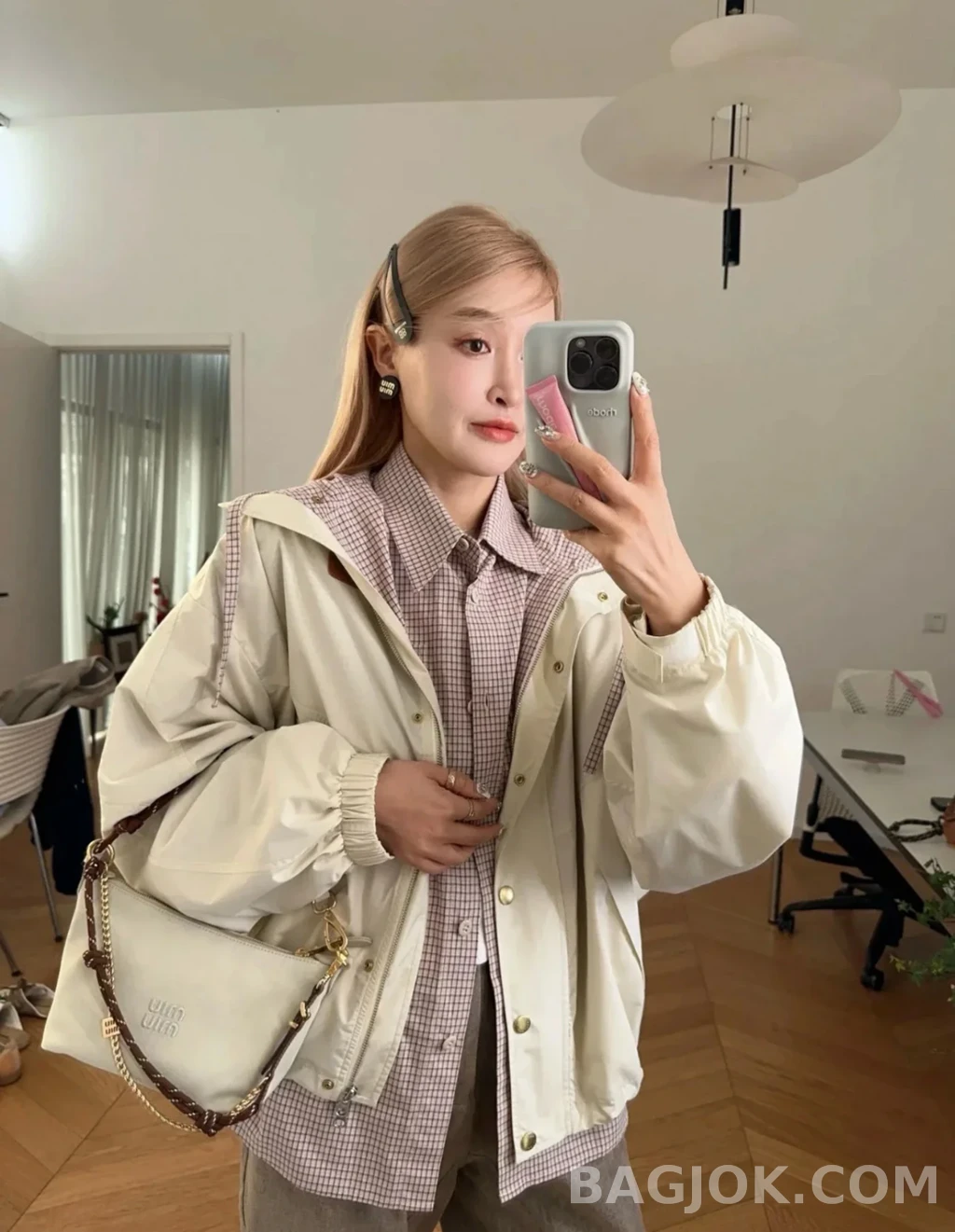 미우미우 MiuMiu 개버딘 파우치 상세 이미지