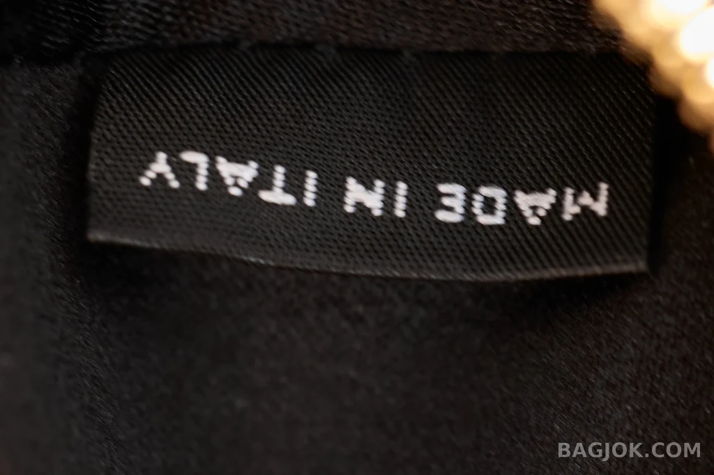 미우미우 MiuMiu 가죽 파우치 상세 이미지