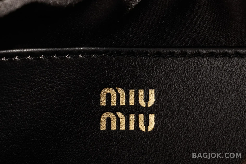 미우미우 MiuMiu 가죽 파우치 상세 이미지