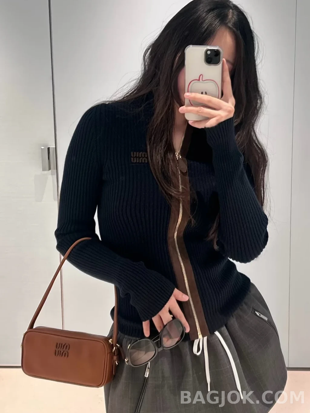 미우미우 MiuMiu 가죽 파우치 상세 이미지