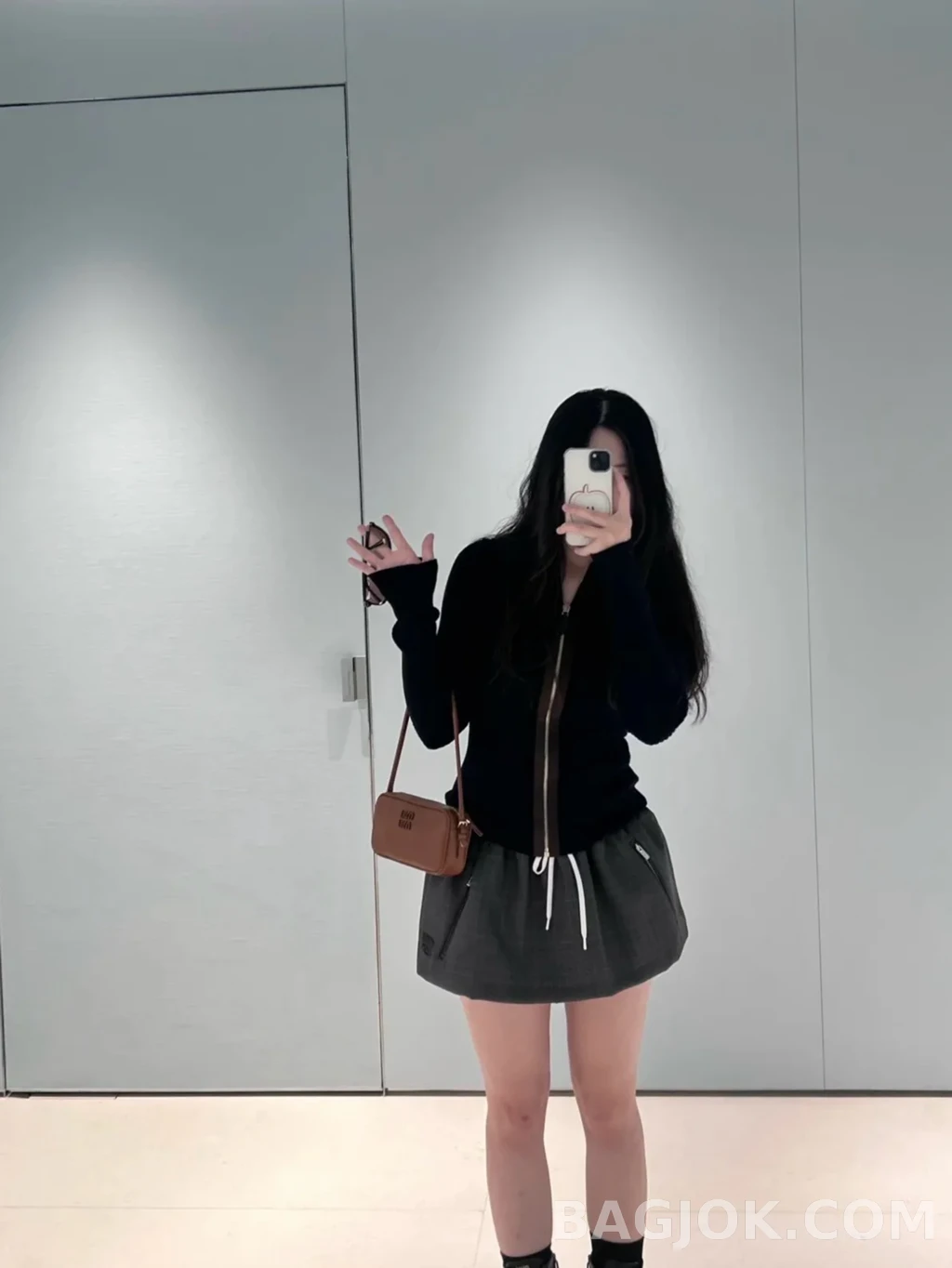 미우미우 MiuMiu 가죽 파우치 상세 이미지