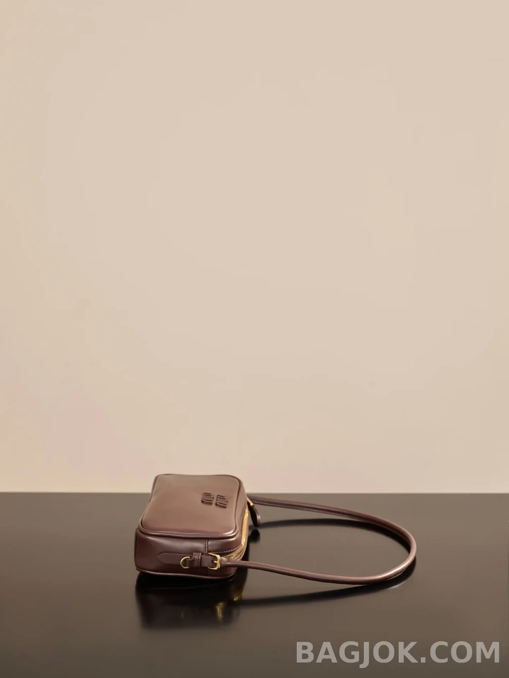 미우미우 MiuMiu 가죽 파우치 상세 이미지