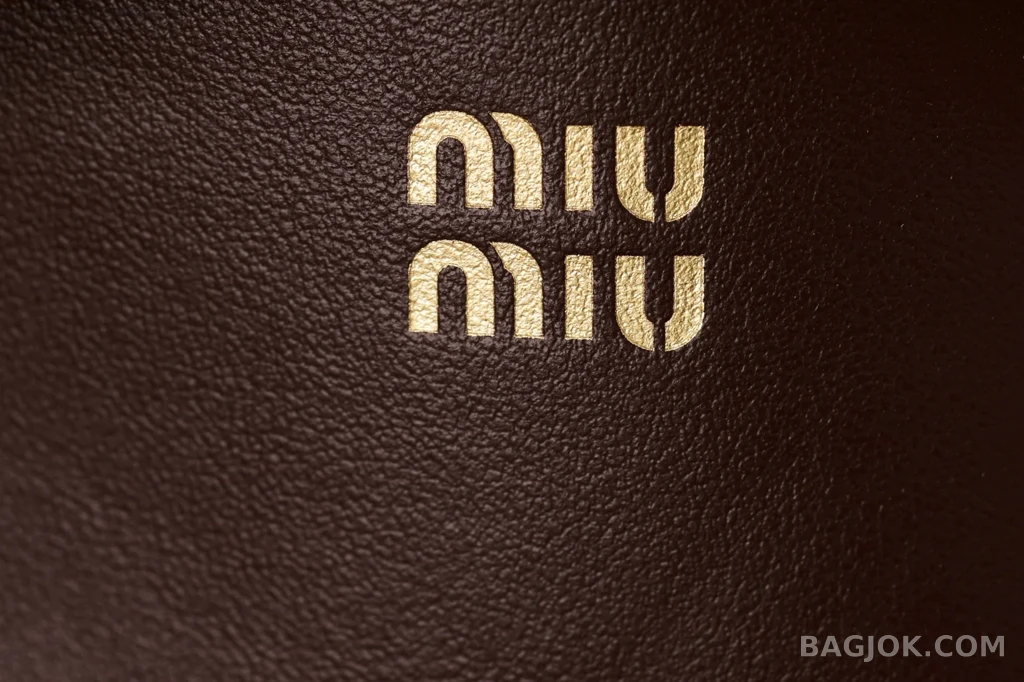미우미우 MiuMiu 가죽 파우치 상세 이미지