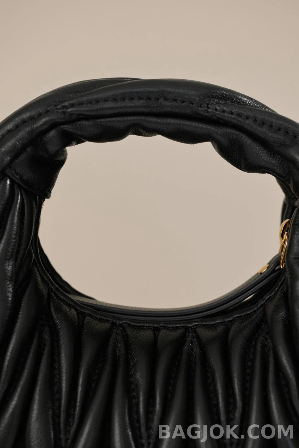 미우미우 MiuMiu 완더 마테라쎄 나파 가죽 호보 미니 백 상세 이미지