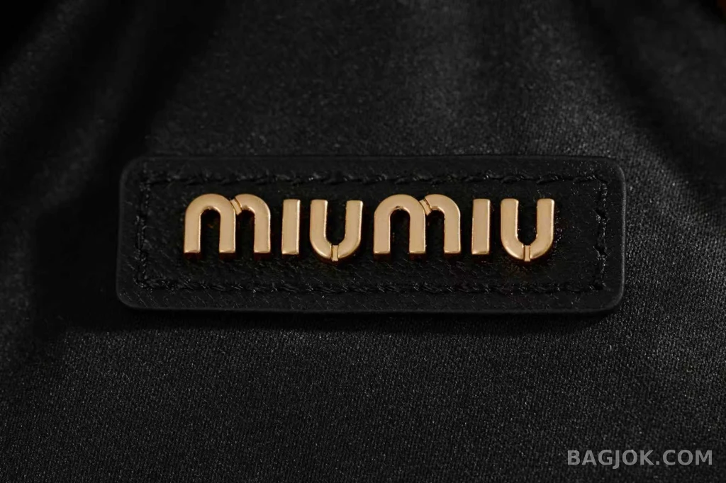 미우미우 MiuMiu 완더 마테라쎄 나파 가죽 호보 미니 백 상세 이미지