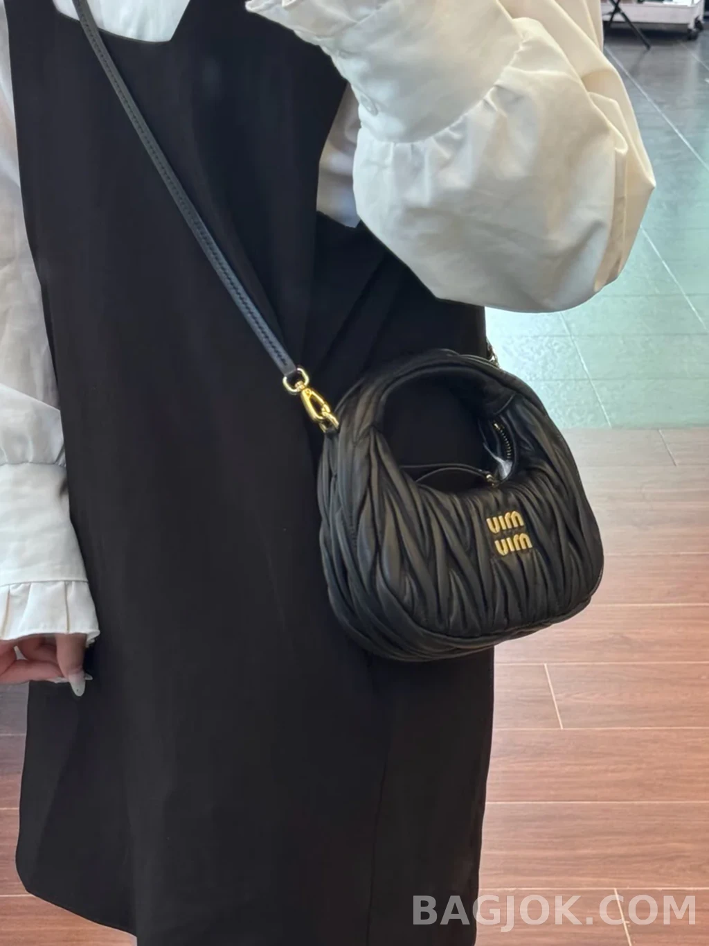 미우미우 MiuMiu 완더 마테라쎄 나파 가죽 호보 미니 백 상세 이미지
