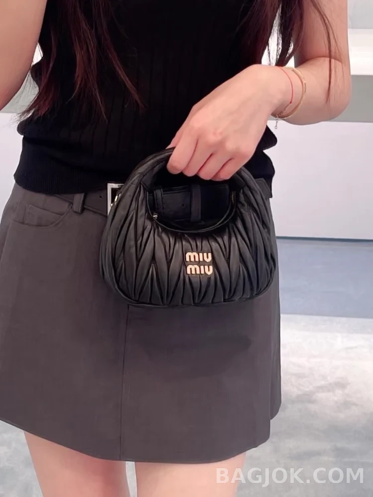 미우미우 MiuMiu 완더 마테라쎄 나파 가죽 호보 미니 백 상세 이미지