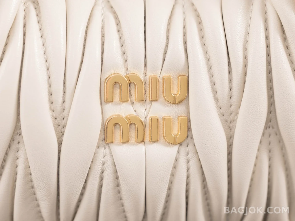 미우미우 MiuMiu 완더 마테라쎄 나파 가죽 호보 미니 백 상세 이미지